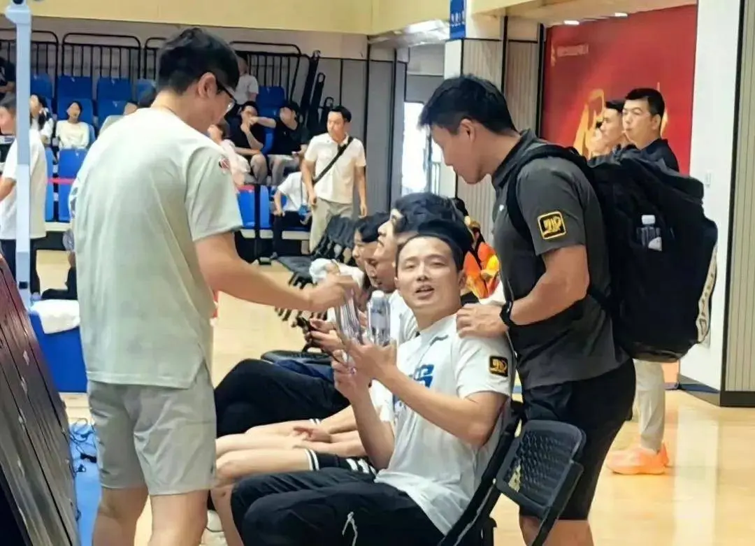 现在他抓住, 王奕博不单, 州男篮后卫