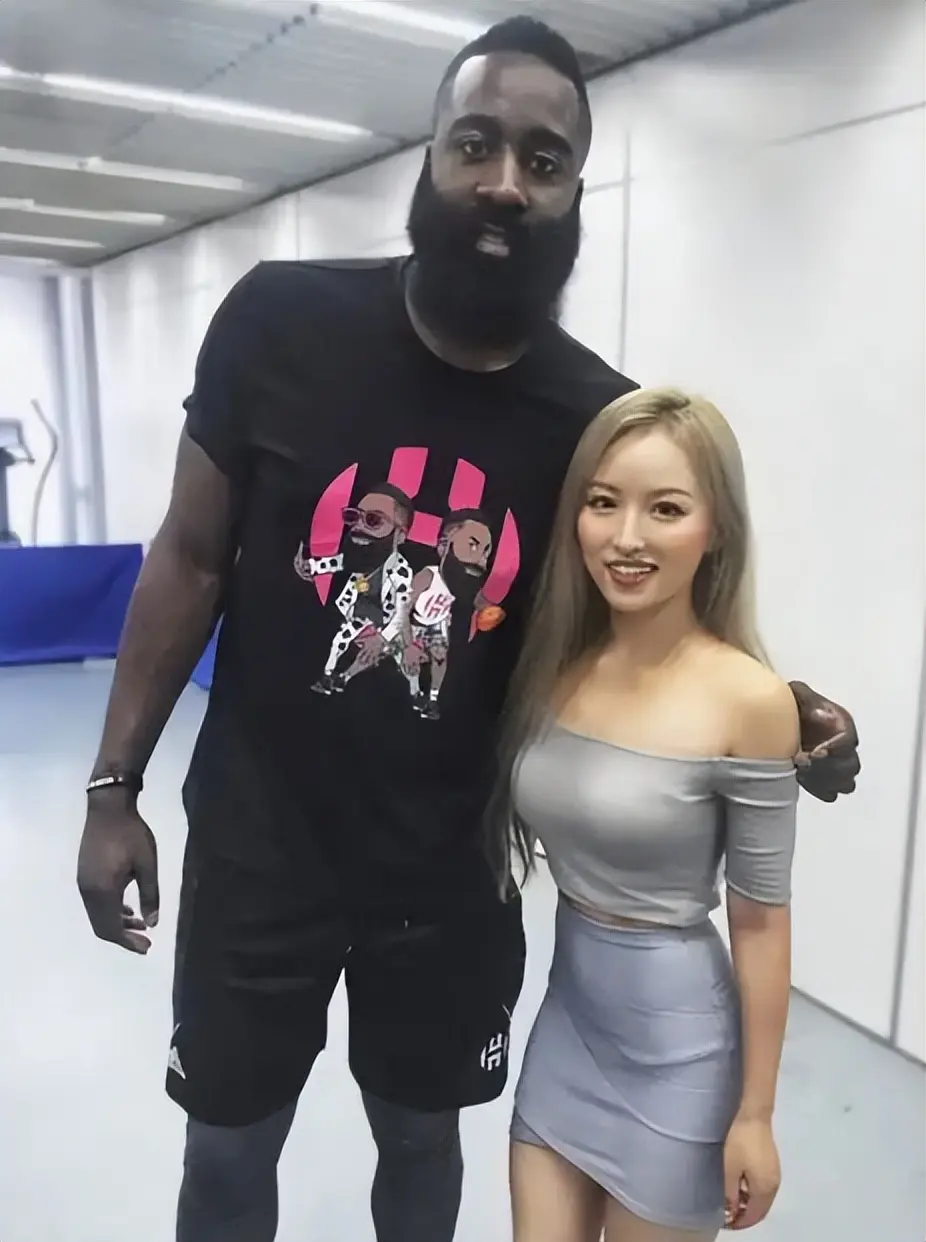 那是后乔丹, 他即将成为, 万续约真不
